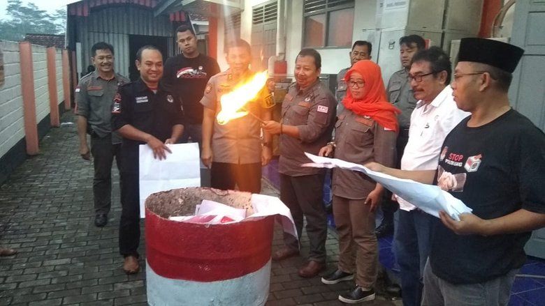 KPU Kota Blitar Bakar 2.084 Surat Suara Rusak