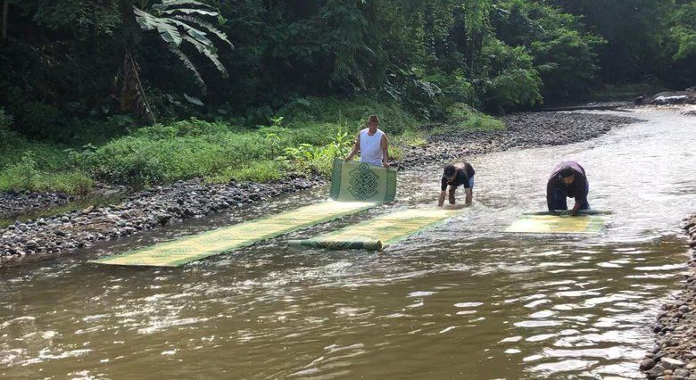 Menjelang Ramadan, Warga Kutorejo Cuci Tikar di Sungai Kromong Pacet