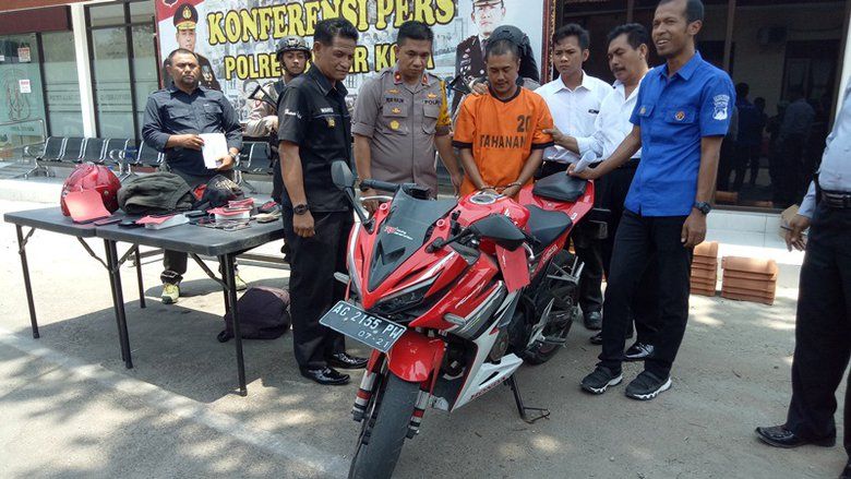 Mengaku Polisi, Kuli Bangunan di Blitar Rampas Dompet&nbsp;dan Ponsel