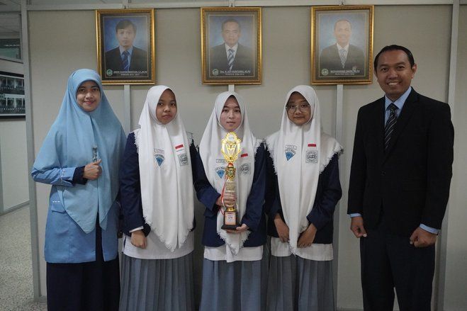 Guru, Pahlawan Tanpa Tanda Jasa Menginspirasi Siswa SMA Al Hikmah Surabaya Raih Prestasi Nasional