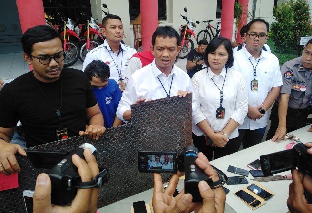 Polrestabes Ungkap Pembuatan Sajam yang Digunakan Tawuran Geng di Surabaya