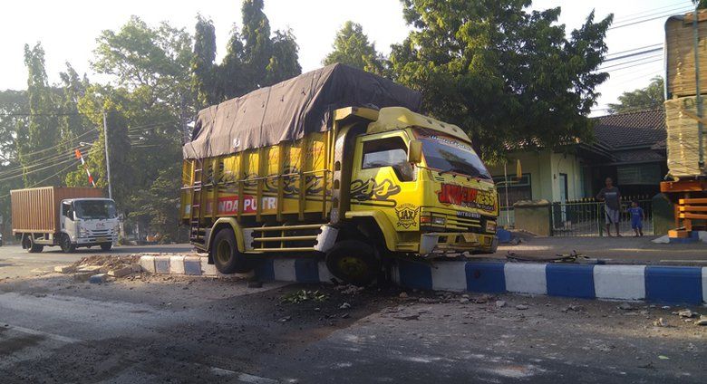 Mengantuk, Sopir Truk Angkut Buah Impor Tabrak Median Jalan di Madiun