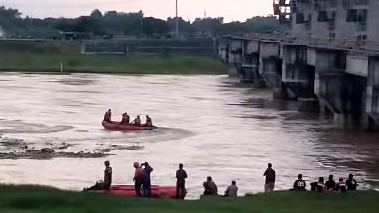 Perahu Terseret Arus dan Tabrak Dinding BGS Gresik, Pencari Ikan Tenggelam dan Hilang