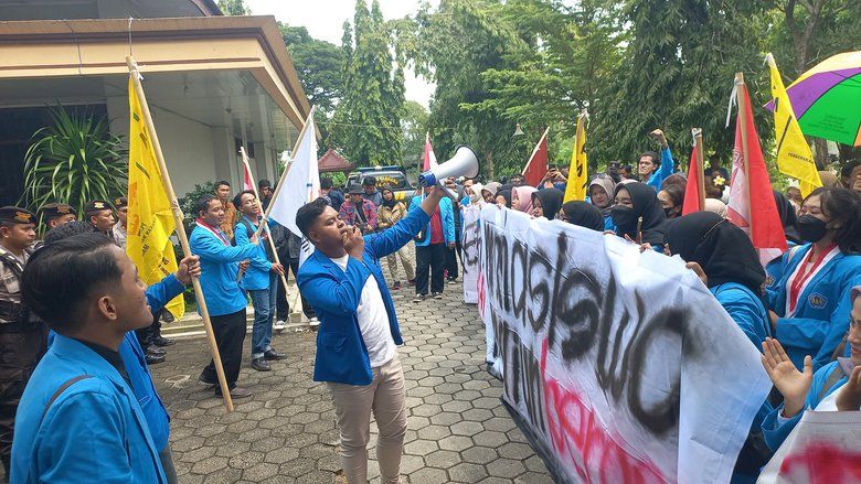 Berimbas pada Pendidikan hingga Perbaikan Jalan, Mahasiswa Madiun Raya Tolak Efisiensi Anggaran&nbsp;