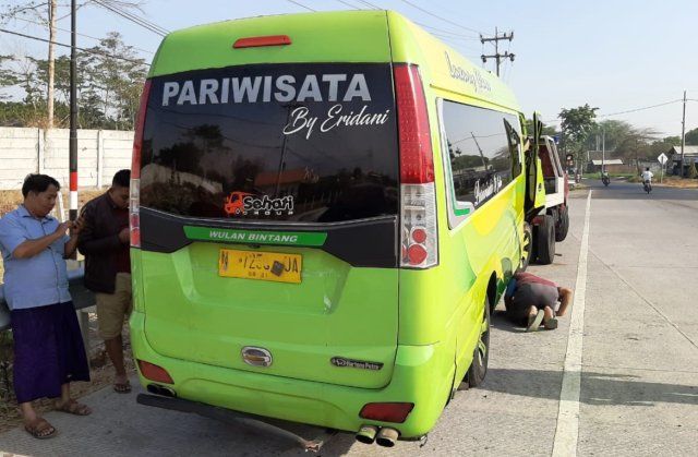Mobil Rombongan Guru SMP Sumberbaru Jember Kecelakaan di Tol Paspro