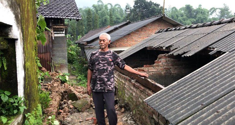 Tembok Rumah Kuno Ambruk Menimpa Tiga Orang di Pacet, Begini Kondisi Korban