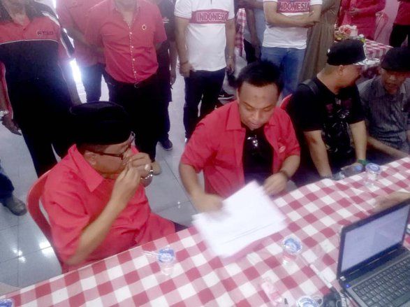 Henry Kembalikan Formulir Pendaftaran Bacawali Kota&nbsp;Blitar