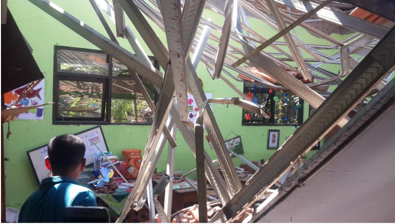 Polisi Olah TKP Ambruknya SDN Gentong I Pasuruan