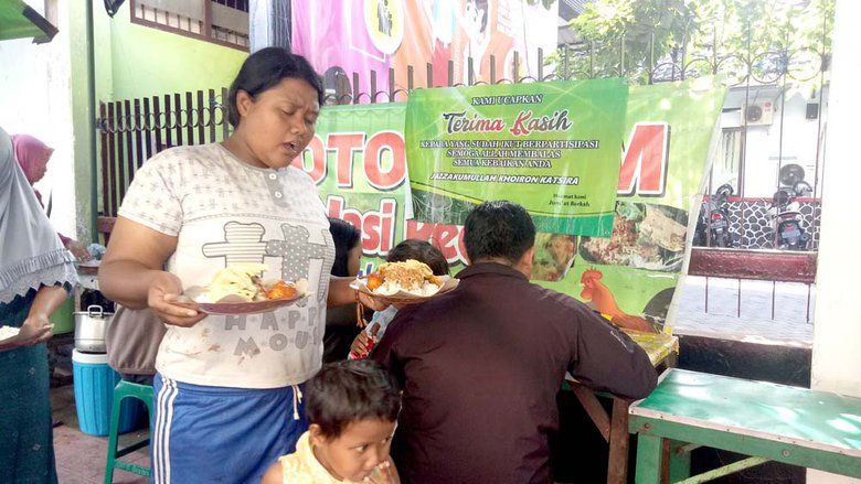 Jumat Berkah, Warung di Kota Blitar Bagikan Ratusan Porsi Nasi Gratis