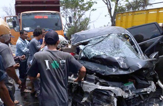 Tabrak Truk Gandeng di Gresik, Semua Penumpang Xpander Selamat