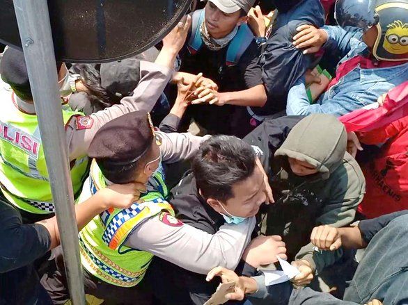 Tak Kunjung Ditemui Anggota Dewan, Demo Tolak RKUHP di Probolinggo Ricuh