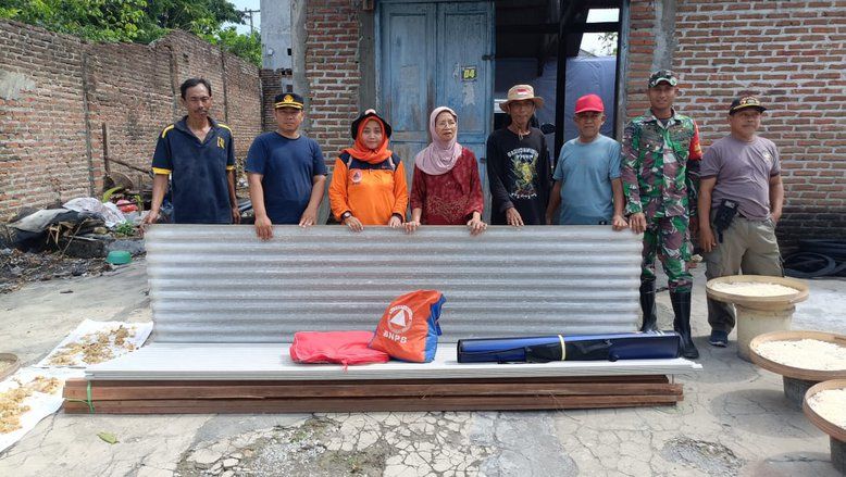 BPBD Lamongan Bantu Asbes dan Kayu pada Korban Angin Kencang