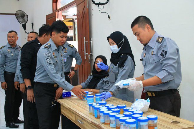 Deteksi Narkoba, Pegawai dan Napi Lapas Banyuwangi Jalani Tes Urine