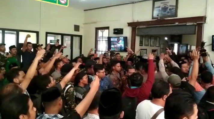Banser dan FPI Bersitegang Saat Sidang Gus Nur
