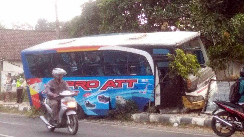 Bus Jurusan Blitar Hantam Pagar Rumah, Seluruh Penumpang Selamat