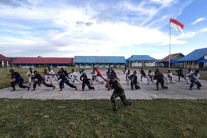 Satgas Yonif 503/Mayangkara Latih Bela Diri pada Remaja Papua