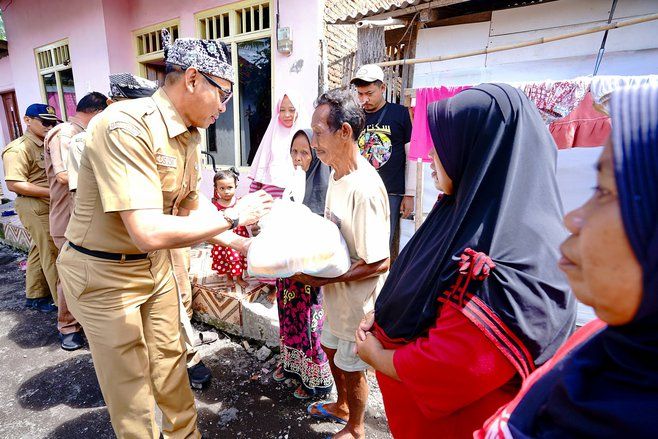 Pemkab Banyuwangi Bagikan Paket Sembako Ucapan Pelantikan Bupati ke Warga Terdampak Bencana