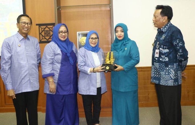 Pemkab Polewalimandar Studi Banding ke Desa Sambogunung, Gresik