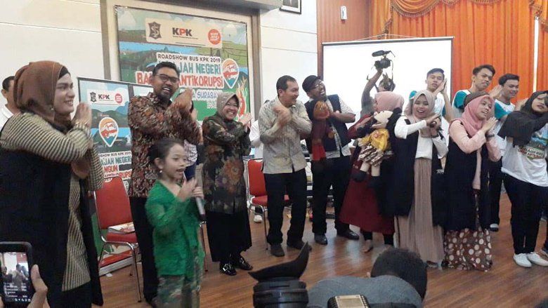 Tanamkan Kejujuran, Risma Cerita Kisah Ayam dan Bebek
