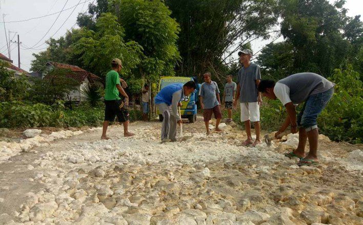 Jalan Rusak Tak Kunjung Diperbaiki, Warga Sampang Patungan