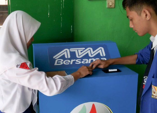 Dua Siswa SMPN 1 Jetis Ponorogo Ciptakan Sampah Digital Berbasis Internet