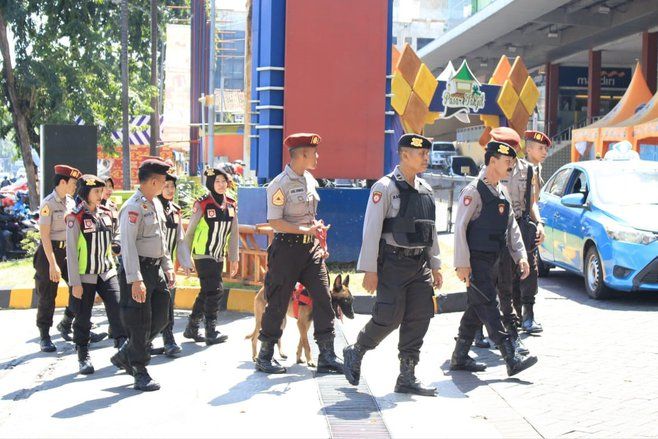 Polisi dan Anjing Pelacak Amankan Pusat Perbelanjaan dan Stasiun