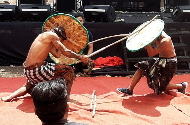 Menyaksikan Pemuda Bali Mainkan Gebug Ende untuk Minta Hujan