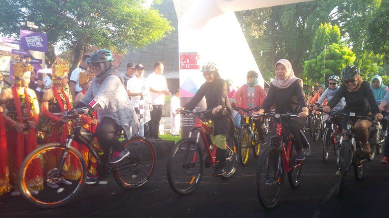 Dua Ratusan Perempuan Berkebaya di Banyuwangi Ramaikan Balap Sepeda