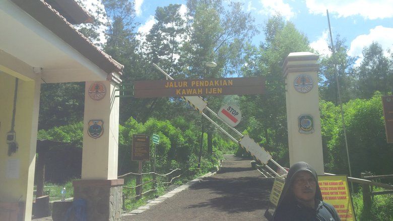 Muncul Gelembung Gas, Radius 1 Km Kawah Ijen Ditutup 