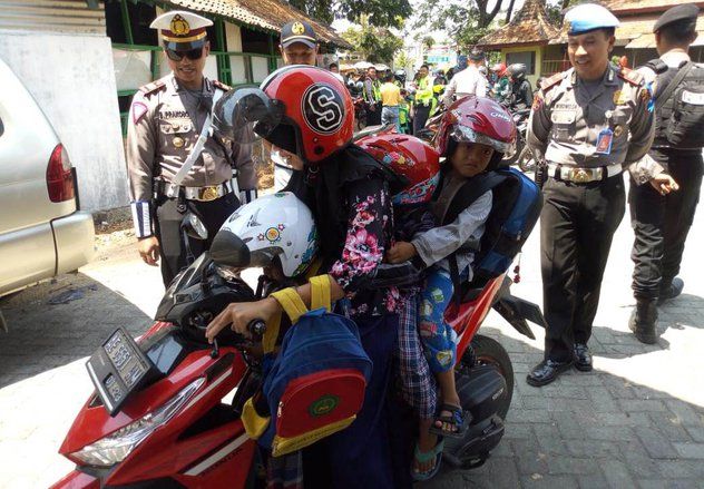 Polisi Ponorogo Bagikan Helm Anak untuk Pengendara Motor