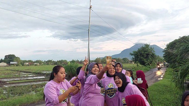 Fenomena Awan Lentikularis Terlihat di Mojokerto dan Pasuruan, Warga Antusias Berswafoto