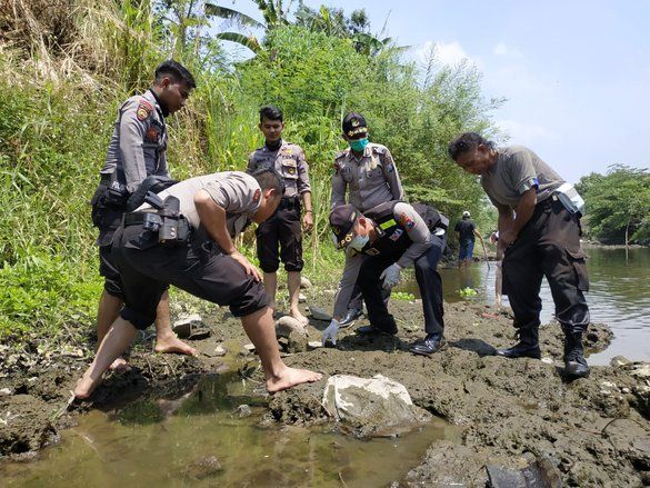 Cari Kerangka Manusia, Polisi Mojokerto Sisir Sungai Brantas