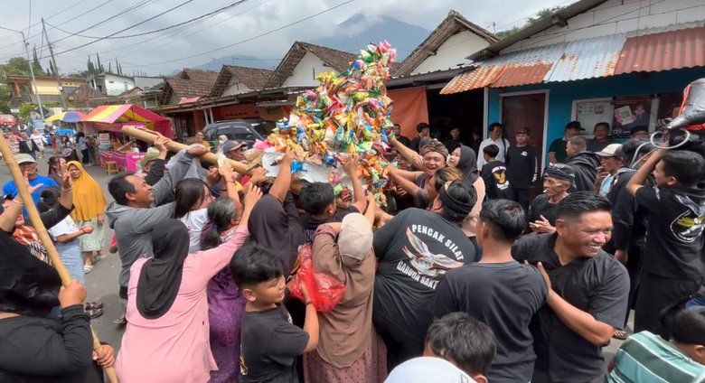 Tradisi Ruwahan, Warga Dusun Pacet Barat Rebutan Gunungan Hasil Bumi 