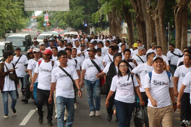 Insan Pers dan Polisi di Probolinggo Jalan Santai sambil Bagikan 100 Nasi Kotak