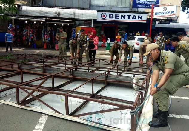 Enam Titik Reklame Ditertibkan Pemkot Mojokerto Lantaran Langgar Perda