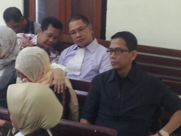 Berikan Dukungan Mental, Ayah Vanessa Angel Datangi PN Surabaya