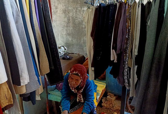 Pedagang Gembong Keluhkan Larangan Berjualan Pakaian Bekas Impor