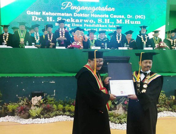 Ditolak Mahasiswa, UIN Surabaya Tetap Gelari Doktor untuk Soekarwo