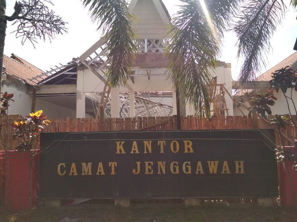 Atap Kantor Camat Jenggawah Ambrol, Seorang Pekerja Jember Luka-luka