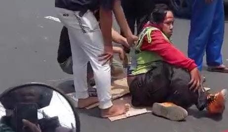 Sukarelawan Pengatur Lalu Lintas di Mojokerto Terluka Parah Tertabrak Mobil
