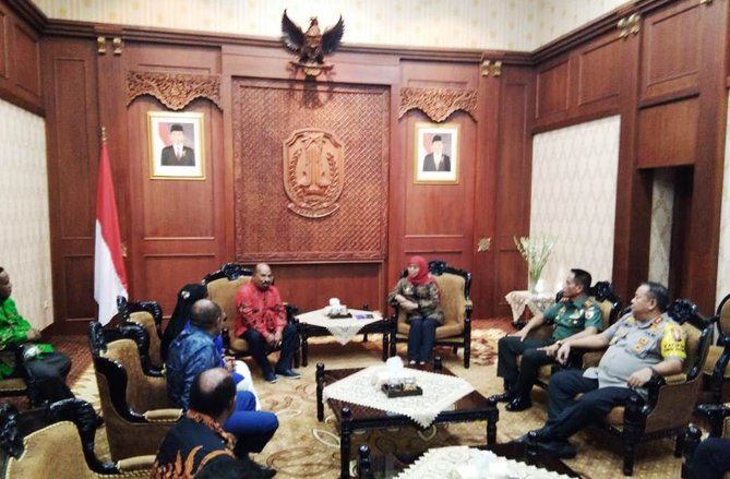 Jalin Komunikasi Soal Papua, Lukas Enembe Gelar Pertemuan dengan Khofifah