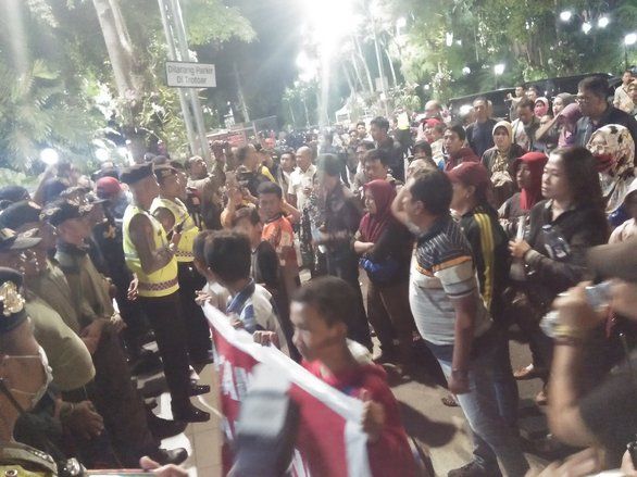 Wali Murid Geruduk Rumah Dinas Risma