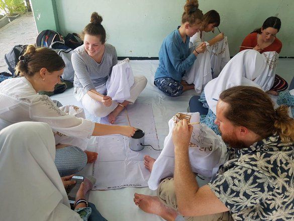 Guru dan Pelajar Australia Belajar Batik di Smamda