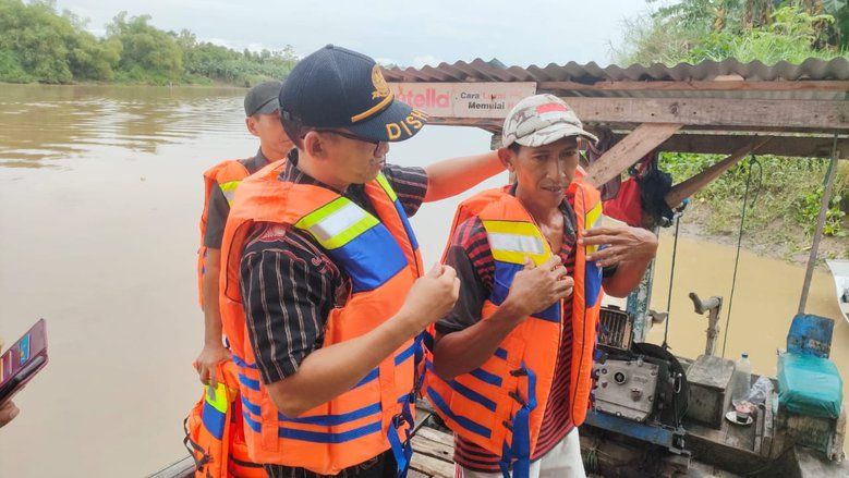 Arus Bengawan Solo Deras, Dishub Imbau Nahkoda dan Penumpang Perahu Pakai Pelampung
