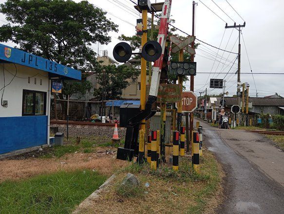 Efisiensi Anggaran, Pemkab Jember Kurangi Tenaga Honorer Penjaga Perlintasan Kereta Api 
