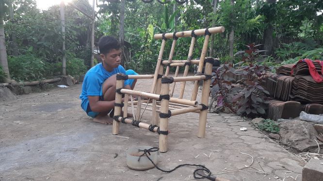 Pelajar Banyuwangi Ciptakan Kursi di Tengah Pandemi Corona