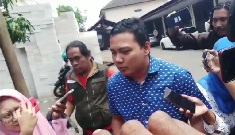 Wartawan Dicegah Tanya Risma Soal Anaknya yang Diperiksa Polda