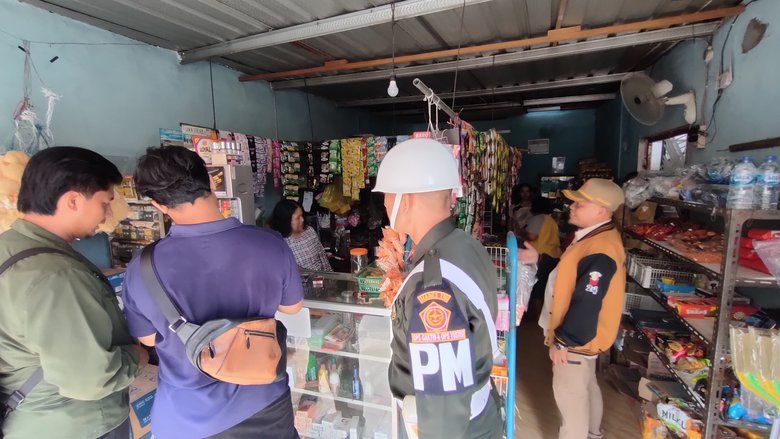 Berantas Rokok Ilegal, Satpol PP Kota Mojokerto Merazia Toko dan Pasar