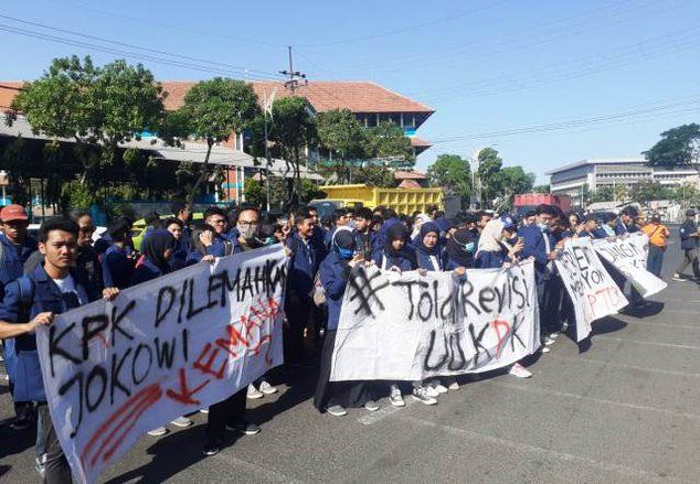 Tolak Revisi UU KPK, Mahasiswa Unair Demo di DPRD Jatim
