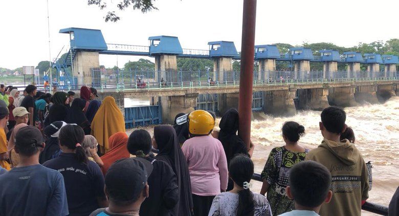 Pria yang Nekat Lompat di Rolak 9 Sungai Brantas Mojokerto Belum Ditemukan